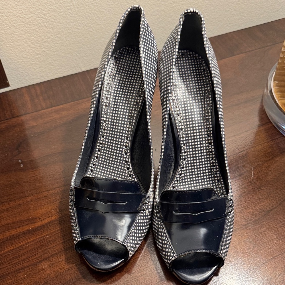 Elegant Tory Burch Blue and White Peep-Toe Heels
